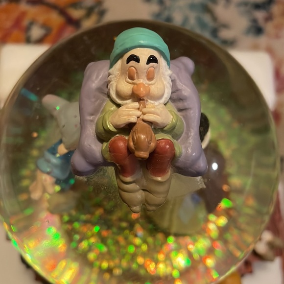 Disney I whistle a happy tune Snow White snow globe - Picture 4 of 12